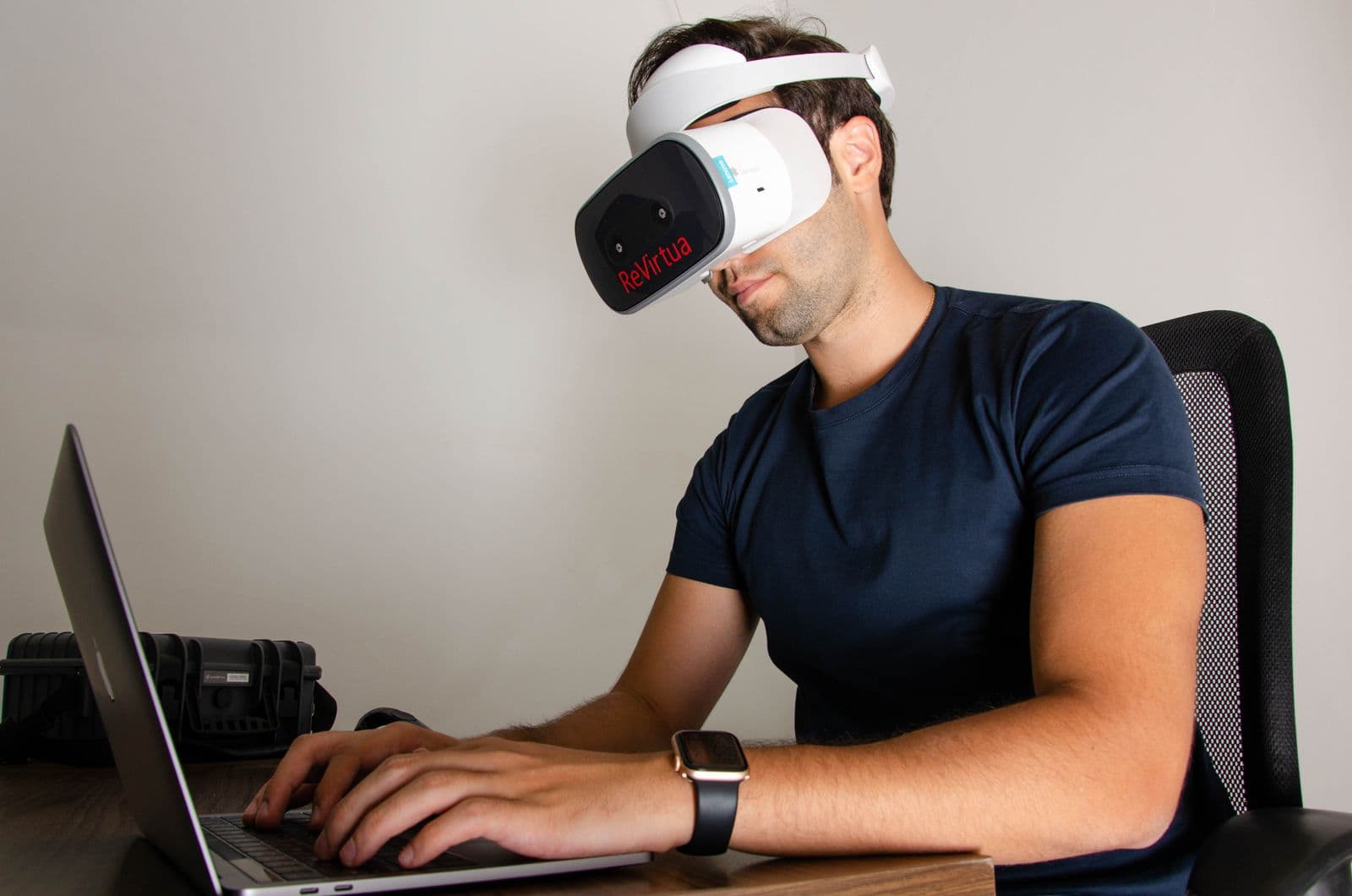 Estação de trabalho com computador e equipamento de realidade virtual
