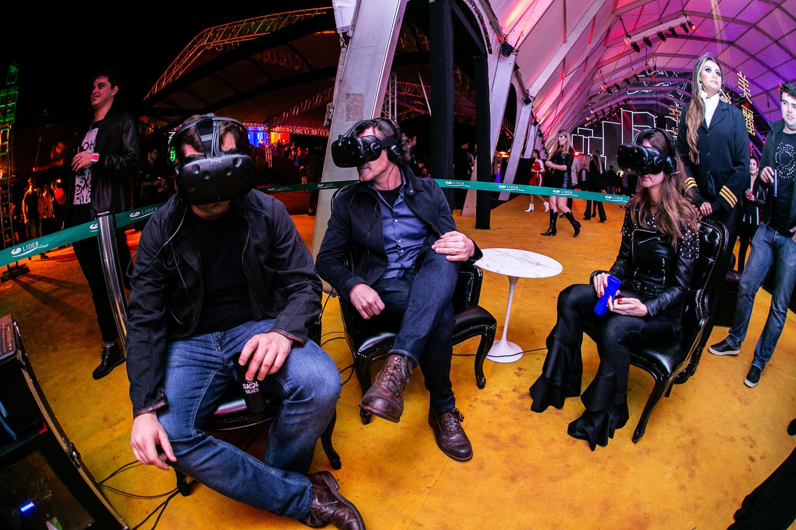 Executivos utilizando headsets de realidade virtual em ambiente profissional